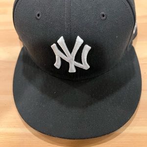 Yankee new ear fitted size 7 1/8 used